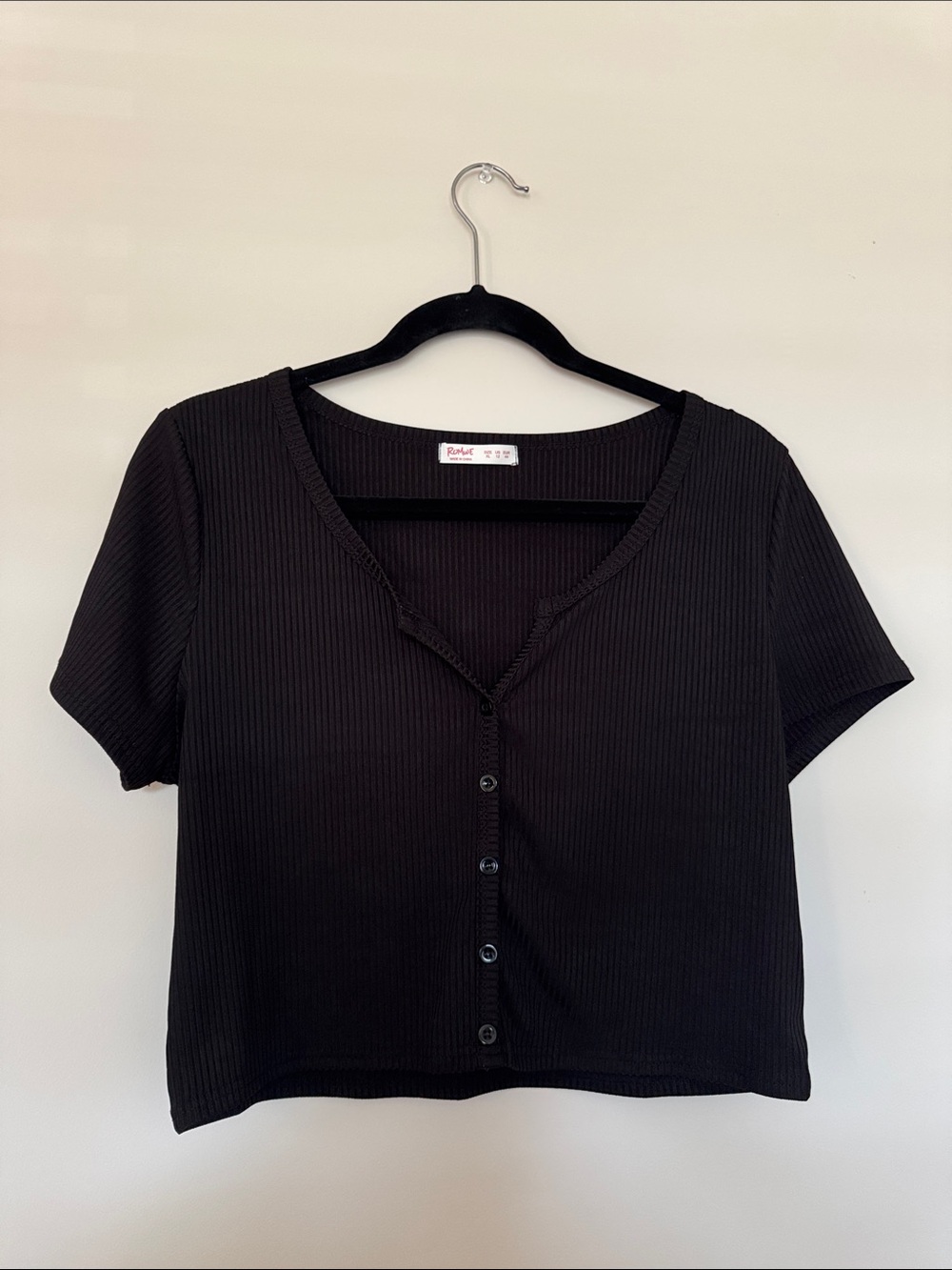 ROMWE Black Ribbed Button-Front Crop Top